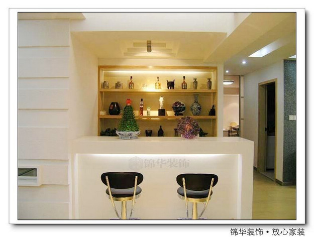 简约的吧台配上灯光的效果轻松而又浪漫